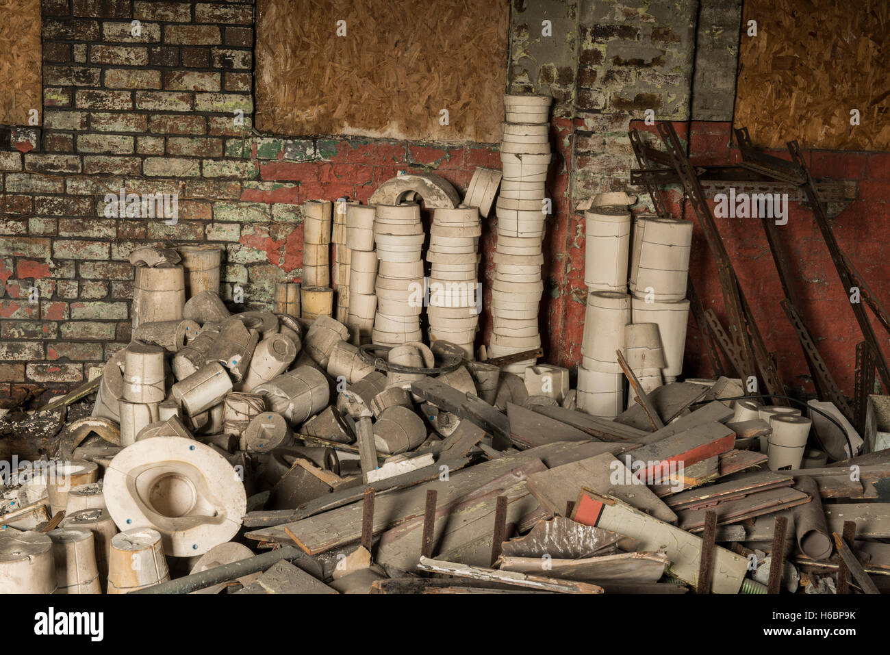 Moules en poterie et gravures laissées par les longs Falcon fermé la poterie en Stoke on Trent, Staffordshire, Royaume-Uni Banque D'Images
