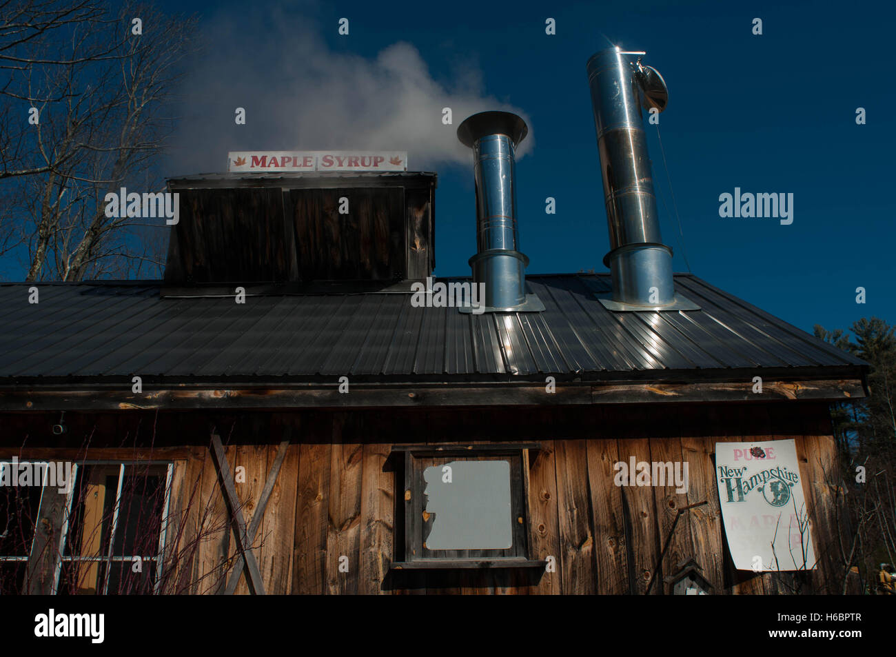 La vapeur provenant d'une cabane à sucre dans le New Hampshire. Banque D'Images La vapeur provenant d'une cabane à sucre dans le New Hampshire. Banque D'Images