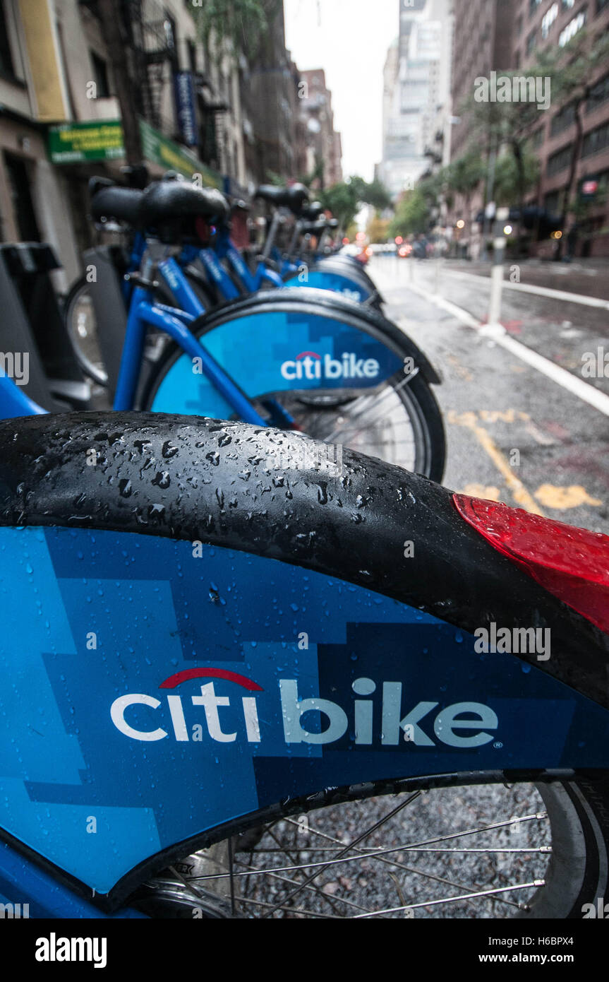 Citibikes branchés à un Rainy Street à Manhattan, New York City, USA Banque D'Images