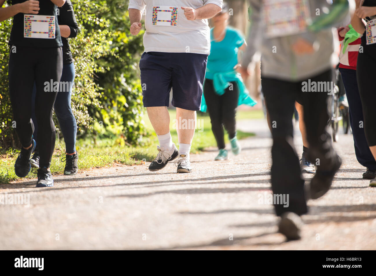 Groupe de coureurs méconnaissables à l'extérieur. La course de longue distance. Banque D'Images
