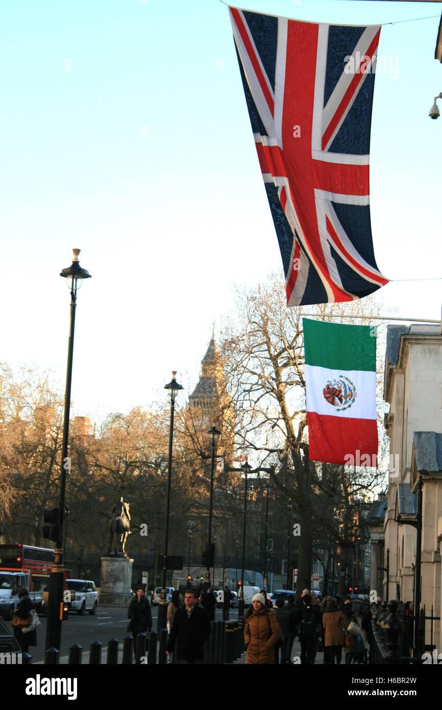 Les Britanniques et Mexicains drapeaux volent à la Horse Guards Parade sur Whitehall, pour la visite d'État du président du Mexique, M. Peña Nieto, qui sera en visite, David Cameron, d'organiser des pourparlers commerciaux avec les deux nations. Banque D'Images