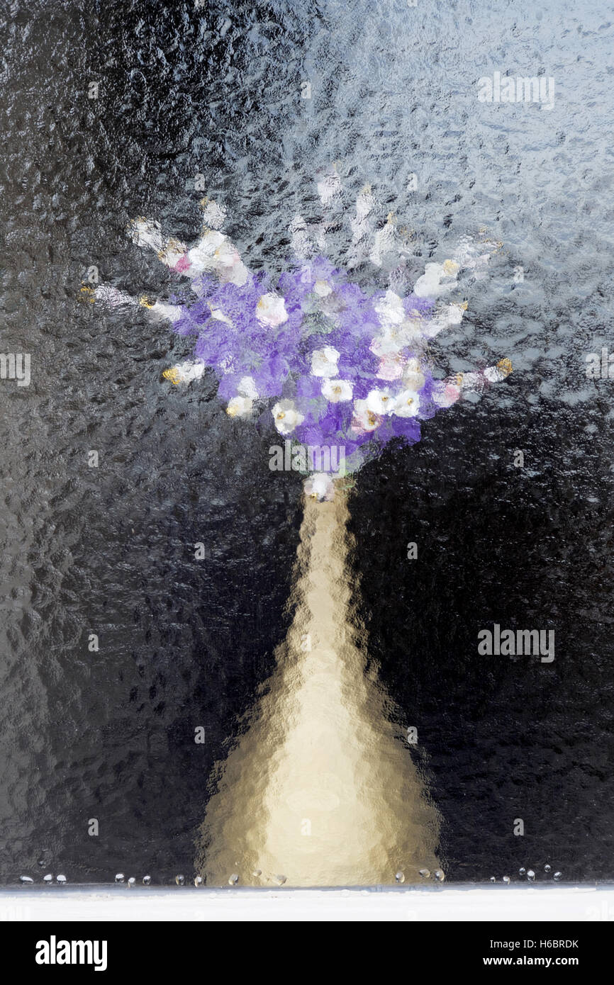 Bouquet de fleurs derrière la fenêtre floue Banque D'Images