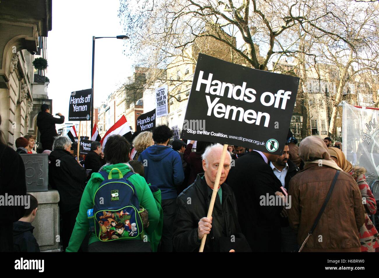 Un manifestant, à l'extérieur de l'ambassade d'Arabie Saoudite, est titulaire d'un signe qui se lit "Hands Off Yémen' à un rassemblement de solidarité pour les Yéménites qui ont perdu la vie après une intervention soutenue de l'Arabie saoudite dans l'état du Golfe. Banque D'Images