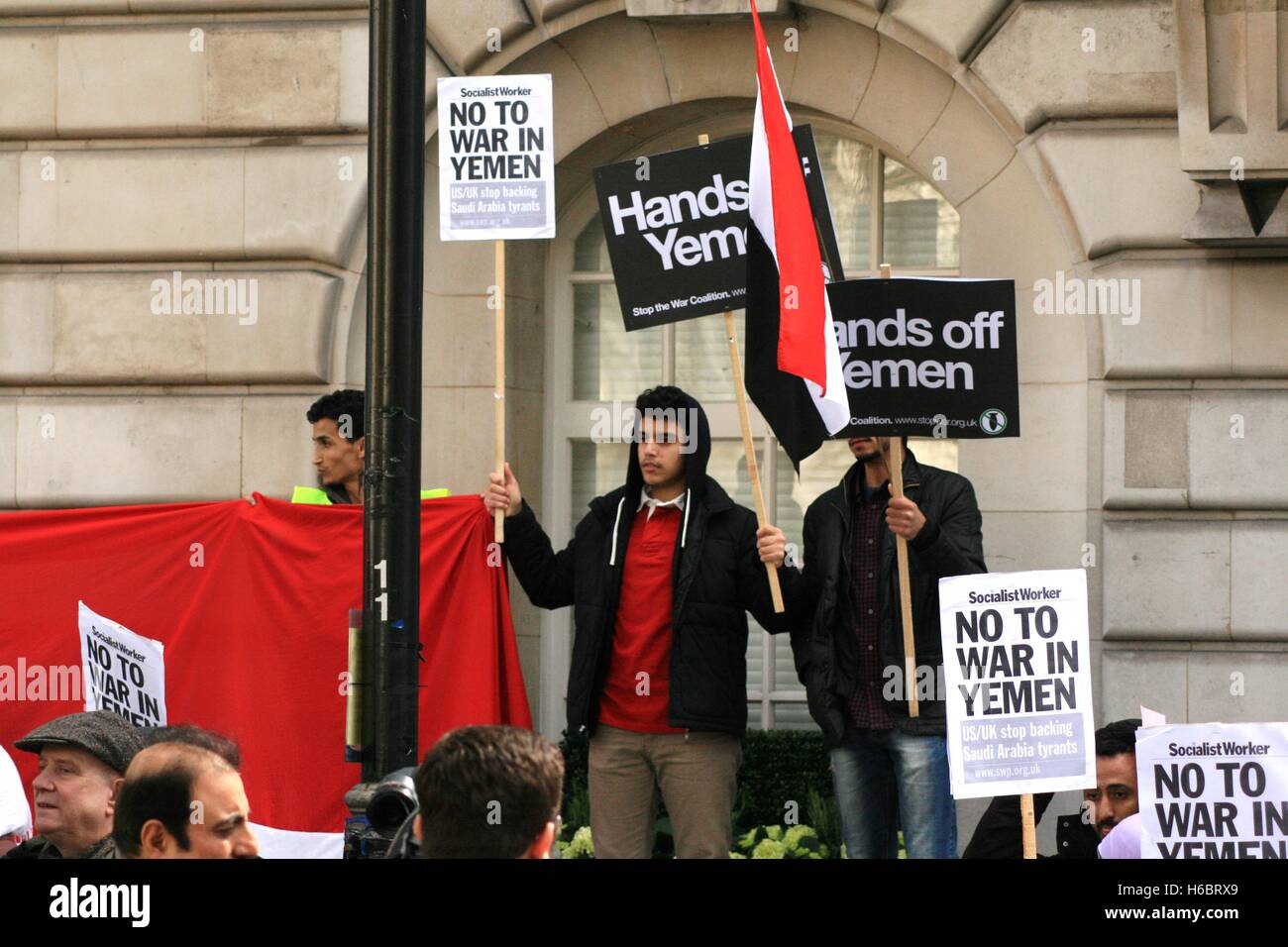 Les manifestants se rassemblent à l'extérieur de l'ambassade d'Arabie saoudite en démonstration à l'appui de l'ouest la guerre contre le Yémen qui a coûté la vie à des dizaines de milliers de personnes. Coalition contre la guerre et d'autres groupes anti-guerre ont montré leur colère envers le gouvernement saoudien à Londres. Banque D'Images