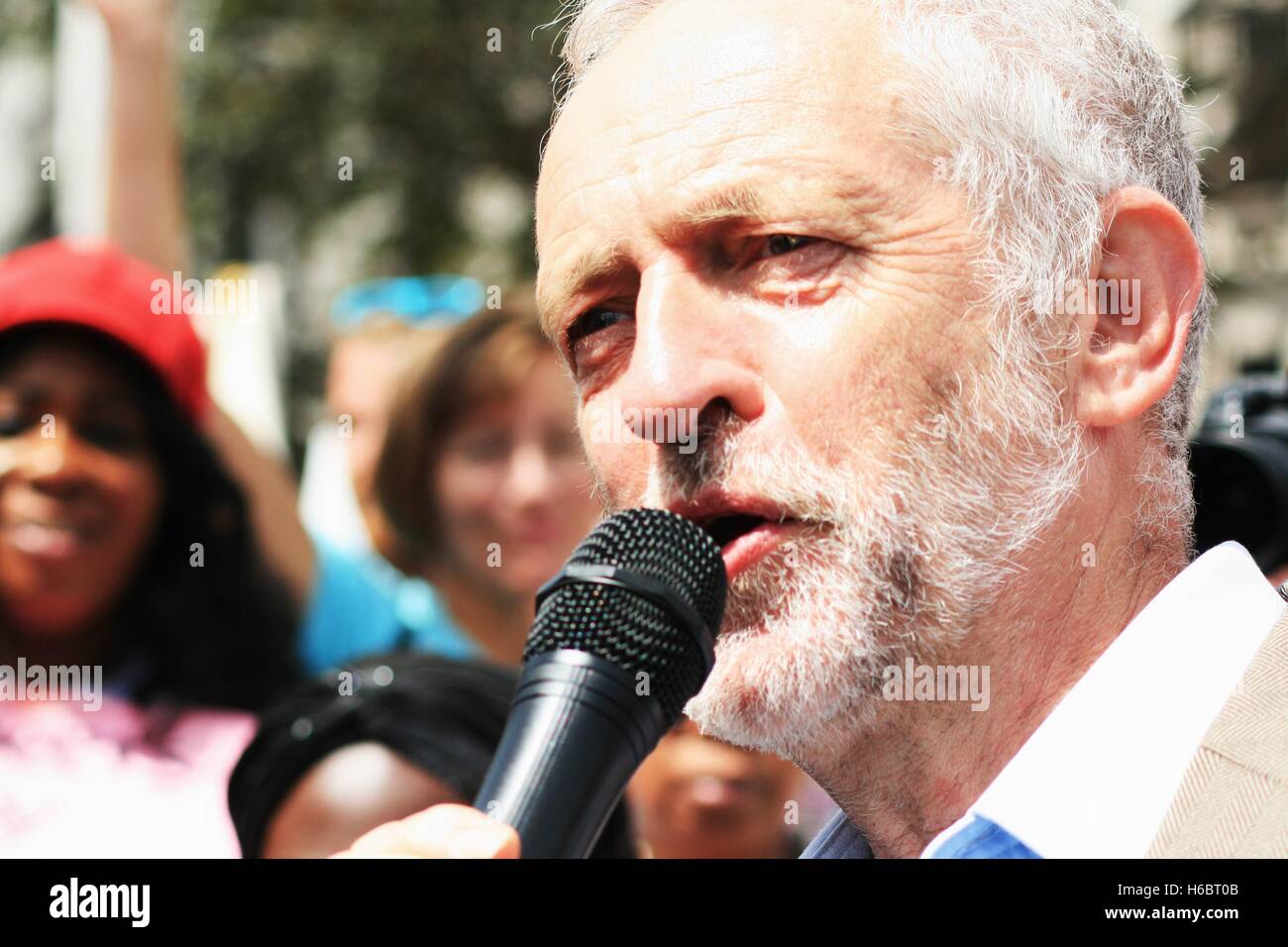 Le député de North Islington Jeremy Corbyn parle à une manifestation contre le centre de l'Immigration dépose au Yarls Wood, que les allégations d'abus par la sécurité privée vers les femmes détenues est étudié. Banque D'Images