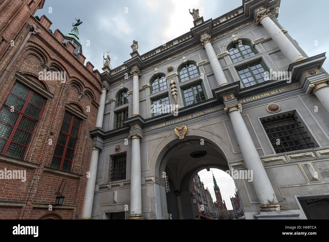 Golden Gate, Zlota Brama, West Side, bâtiment historique, avec vue sur Ulica Dluga (rue Dluga), à l'hôtel de ville, Gdansk, Pologne Banque D'Images