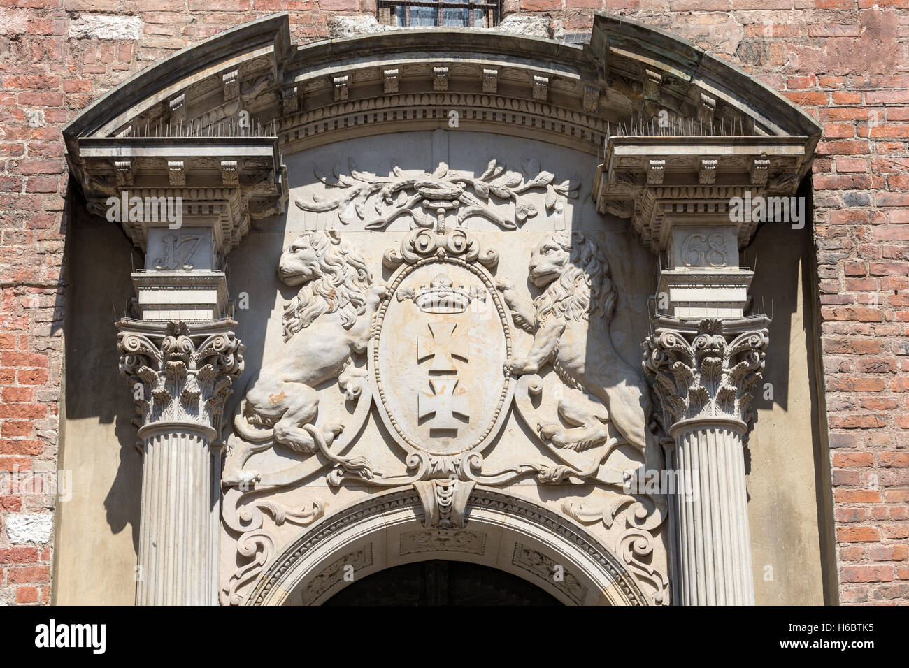 Décoration au-dessus de la porte, bâtiment historique, Ulica Dluga (rue Dluga), Gdansk, Pologne Banque D'Images