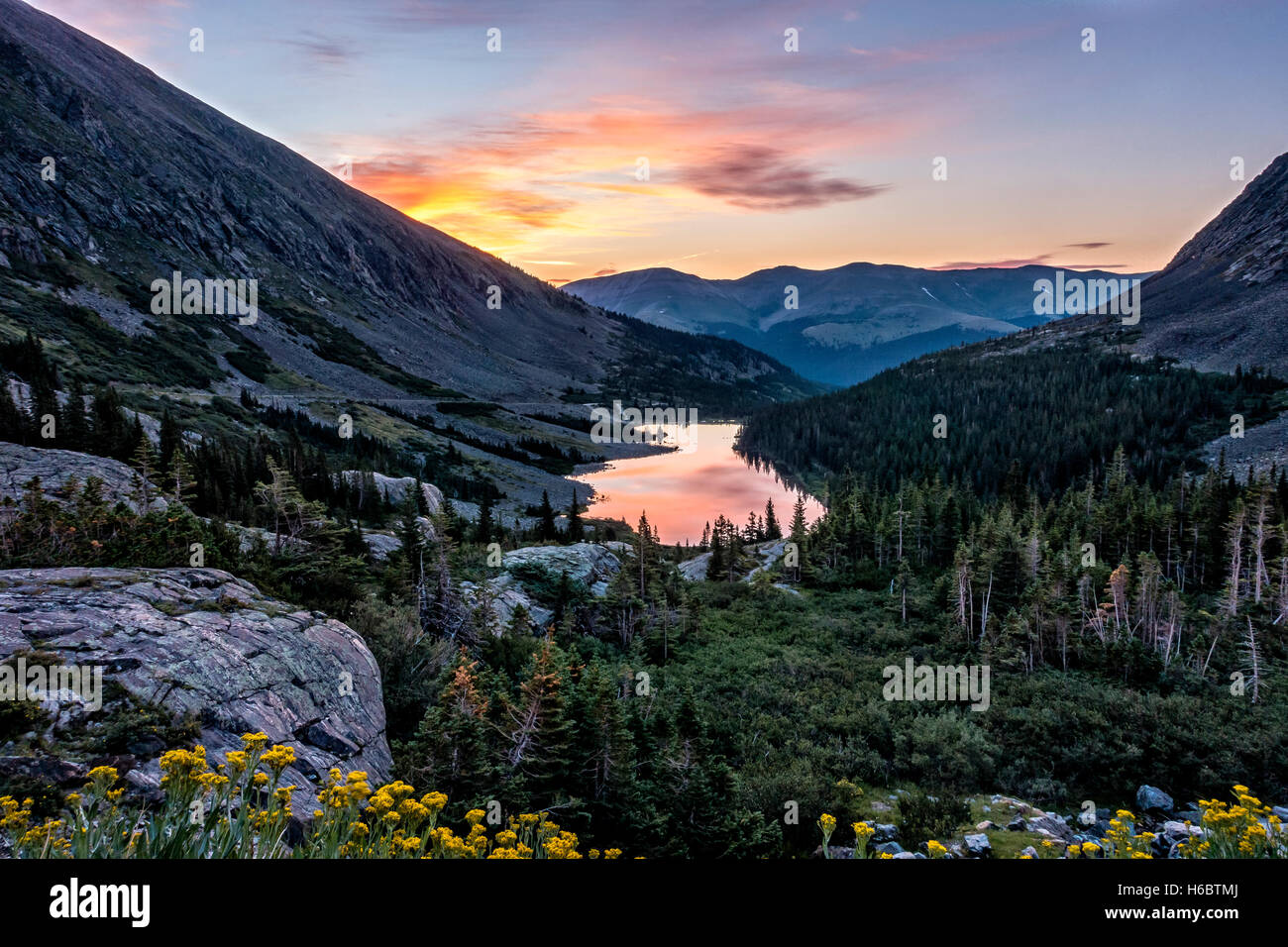 Lever du soleil sur les lacs bleus dans les hautes montagnes près de Breckenridge, Colorado. Banque D'Images