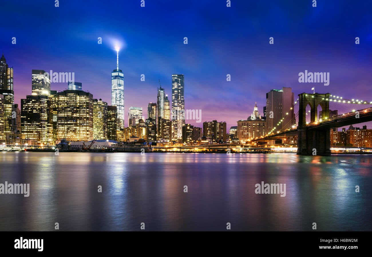 New York City - Manhattan avec un magnifique coucher de soleil sur le pont de Brooklyn et manhattan Banque D'Images