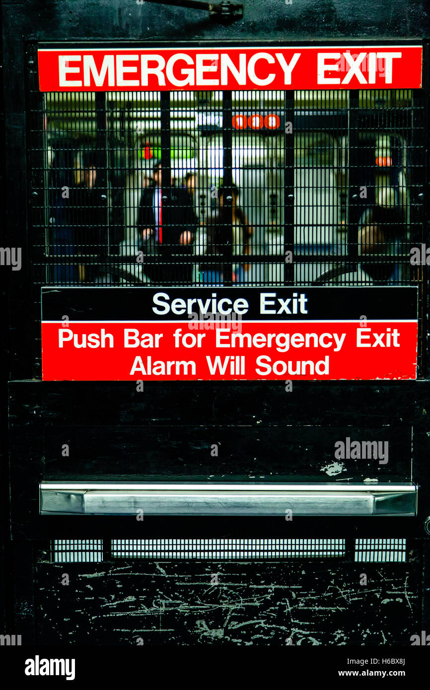 La sortie d'urgence avec des avertissements sur elle dans une station de métro à New-York. Banque D'Images