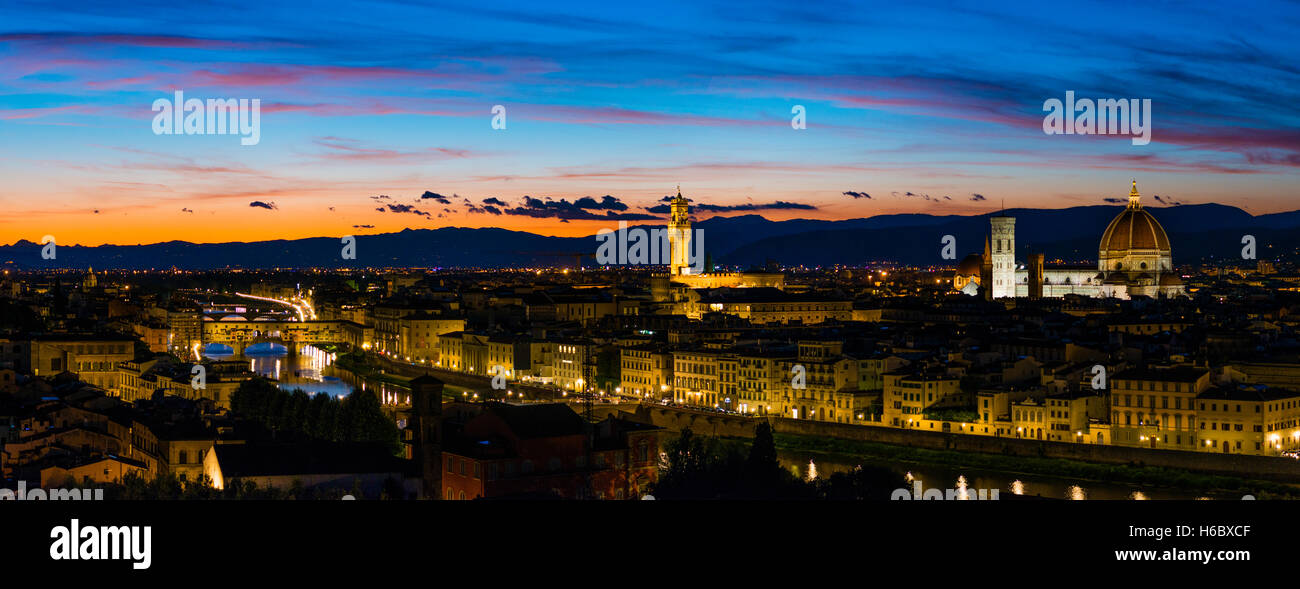 Vue panoramique de la ville illuminée au coucher du soleil et au crépuscule de Michelagelo Square, Piazzale Michelangelo, avec Cathédrale de Santa Banque D'Images