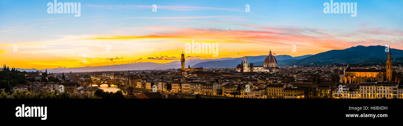 Vue panoramique de la ville au coucher du soleil à partir de la place Michelangelo, Piazzale Michelangelo, du Ponte Vecchio, Palazzo Vecchio et Banque D'Images