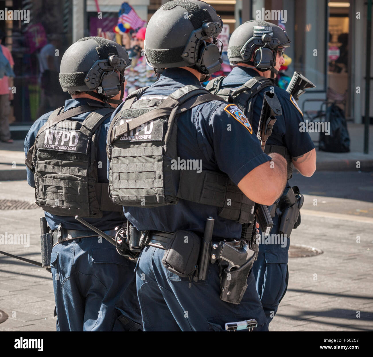 Promenade à travers les agents de lutte antiterroriste de la police de Times Square à New York le mardi, Octobre 18, 2016. (© Richard B. Levine) Banque D'Images