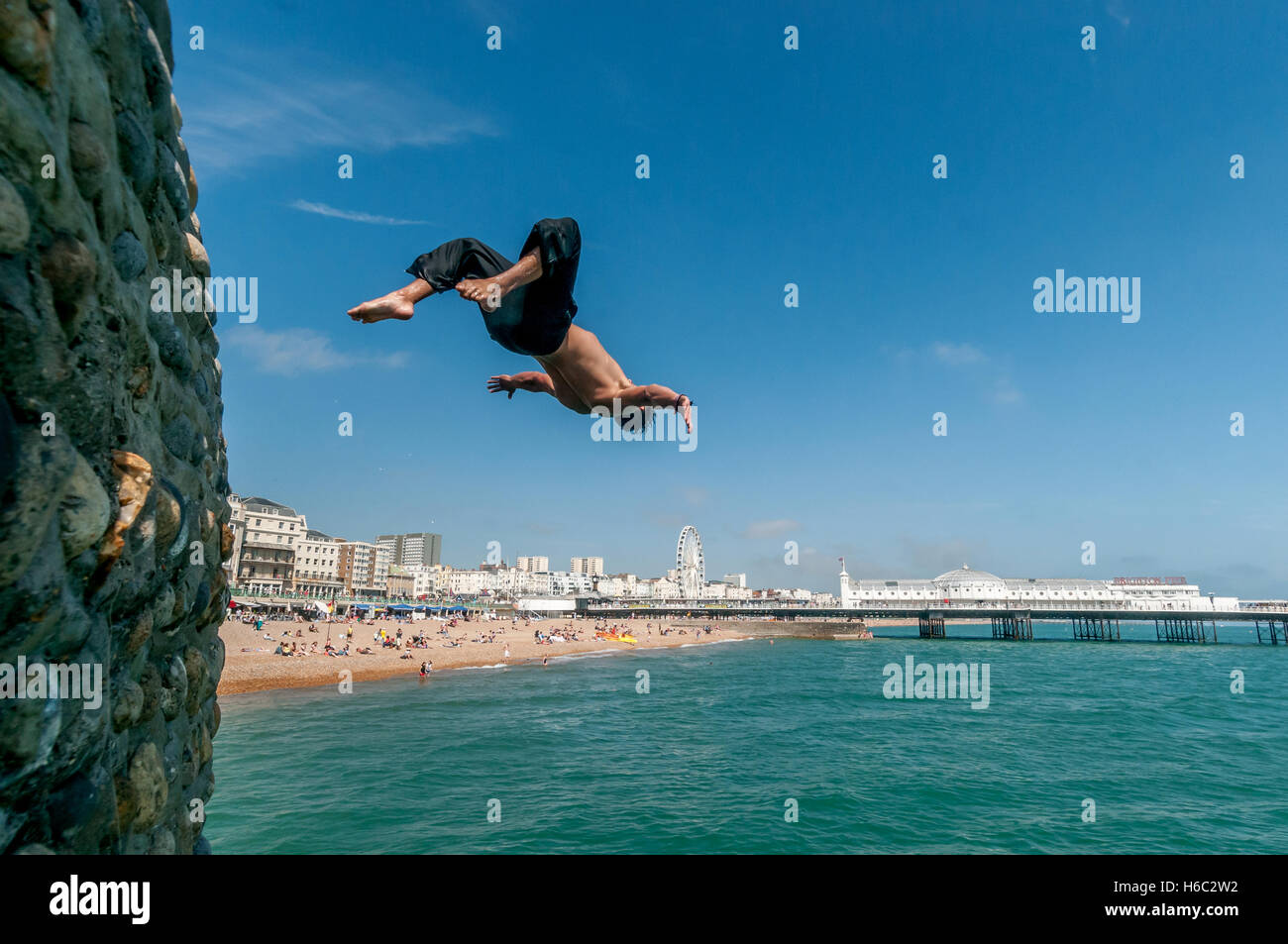 Boy diving dans la mer sur la plage de Brighton Banque D'Images