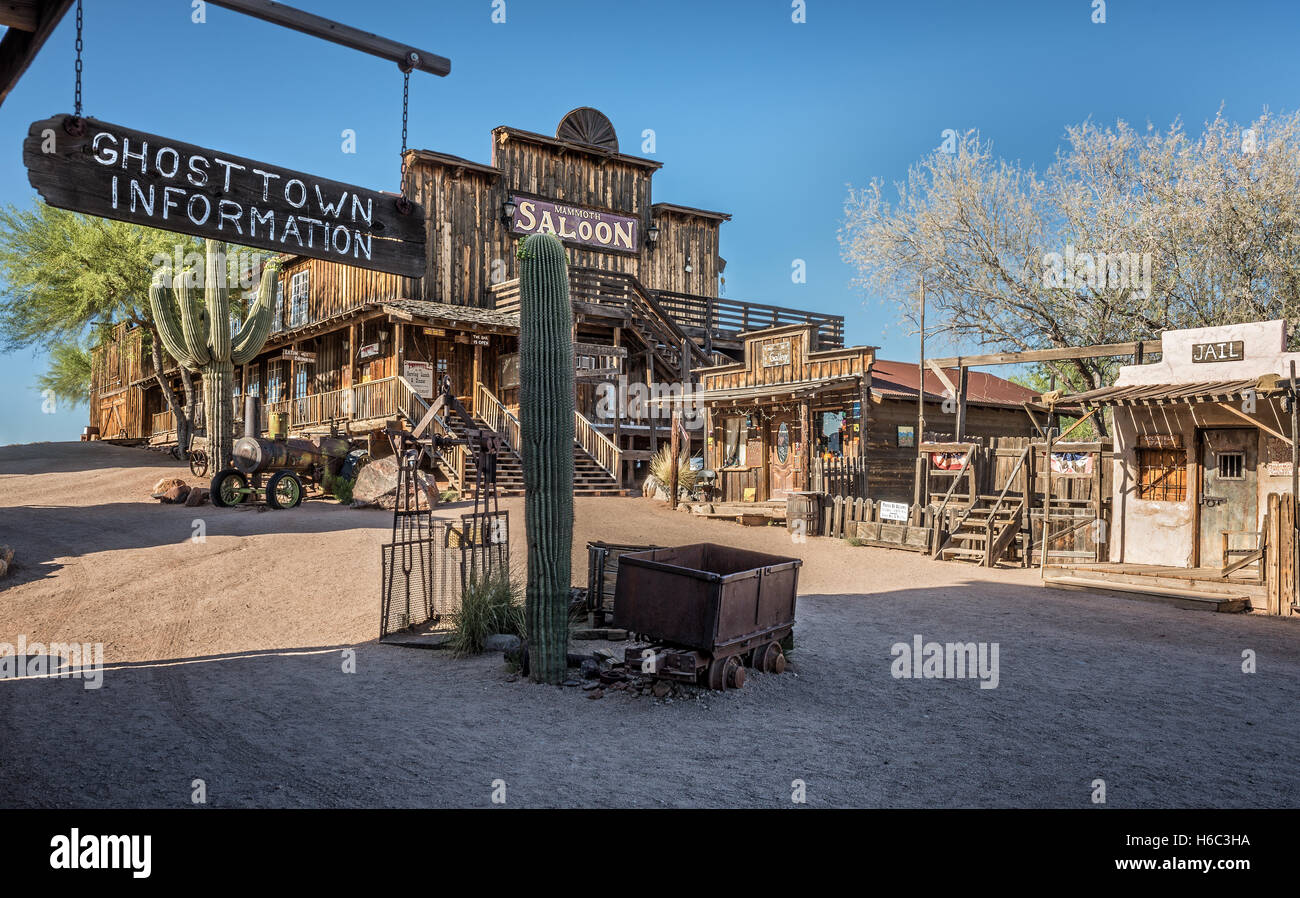 Vieux saloon, galerie et prison dans Goldfield Ghost Town Banque D'Images