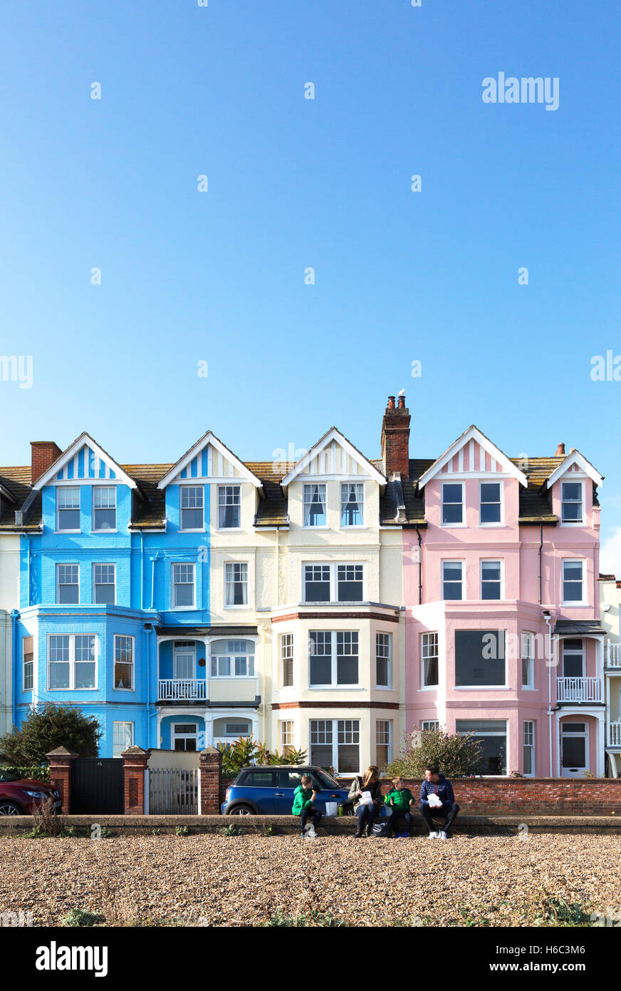 Maisons colorées du Royaume-Uni; maisons victoriennes en terrasse colorées sur le front de mer d'Aldeburgh en été, Aldeburgh, Suffolk Angleterre Royaume-Uni Banque D'Images