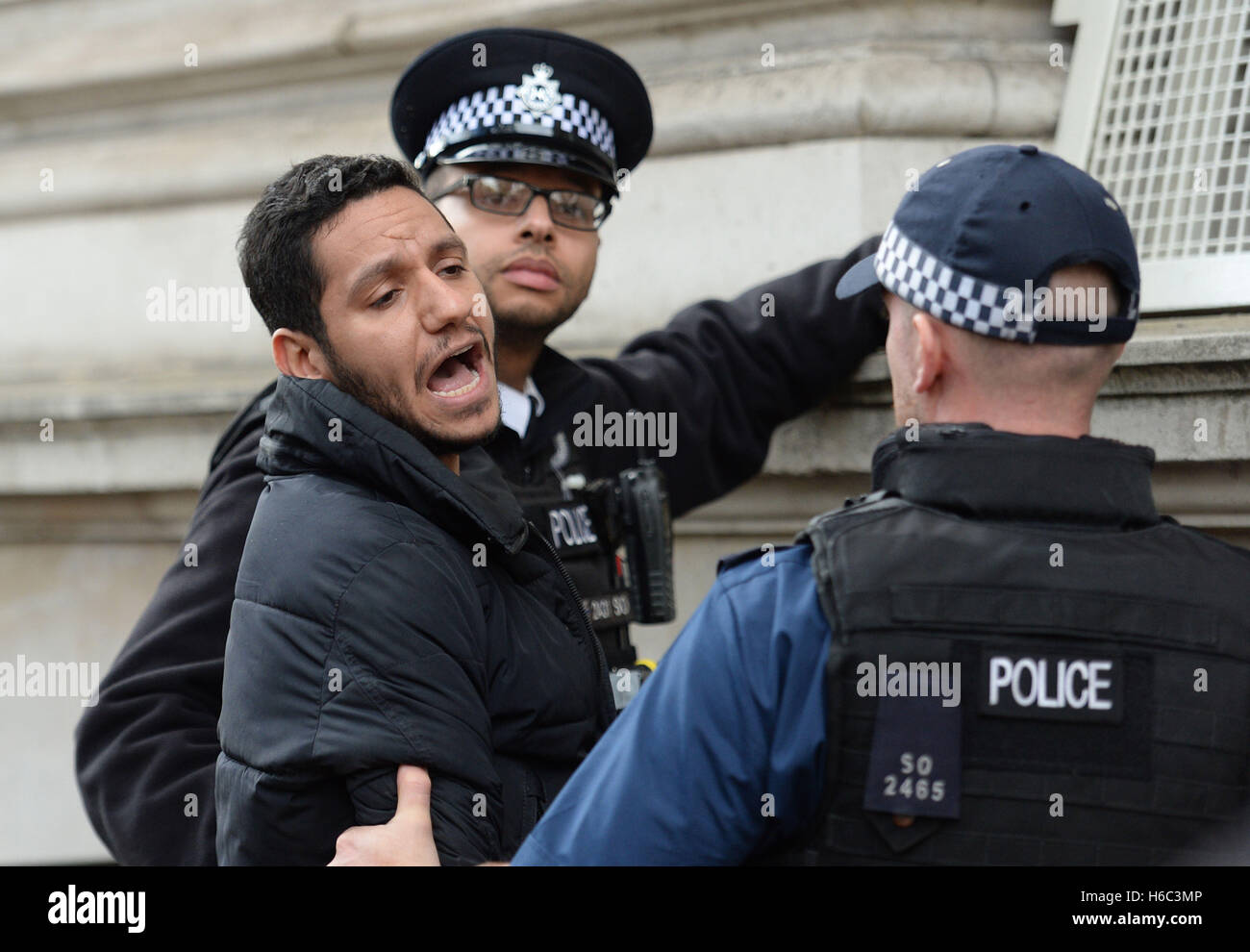 Un homme est arrêté au cours d'une manifestation contre le Roi de Bahreïn, Hamad bin Isa Al Khalifa, qu'il visite Premier ministre Theresa peut, à Downing Street, à Londres. Banque D'Images