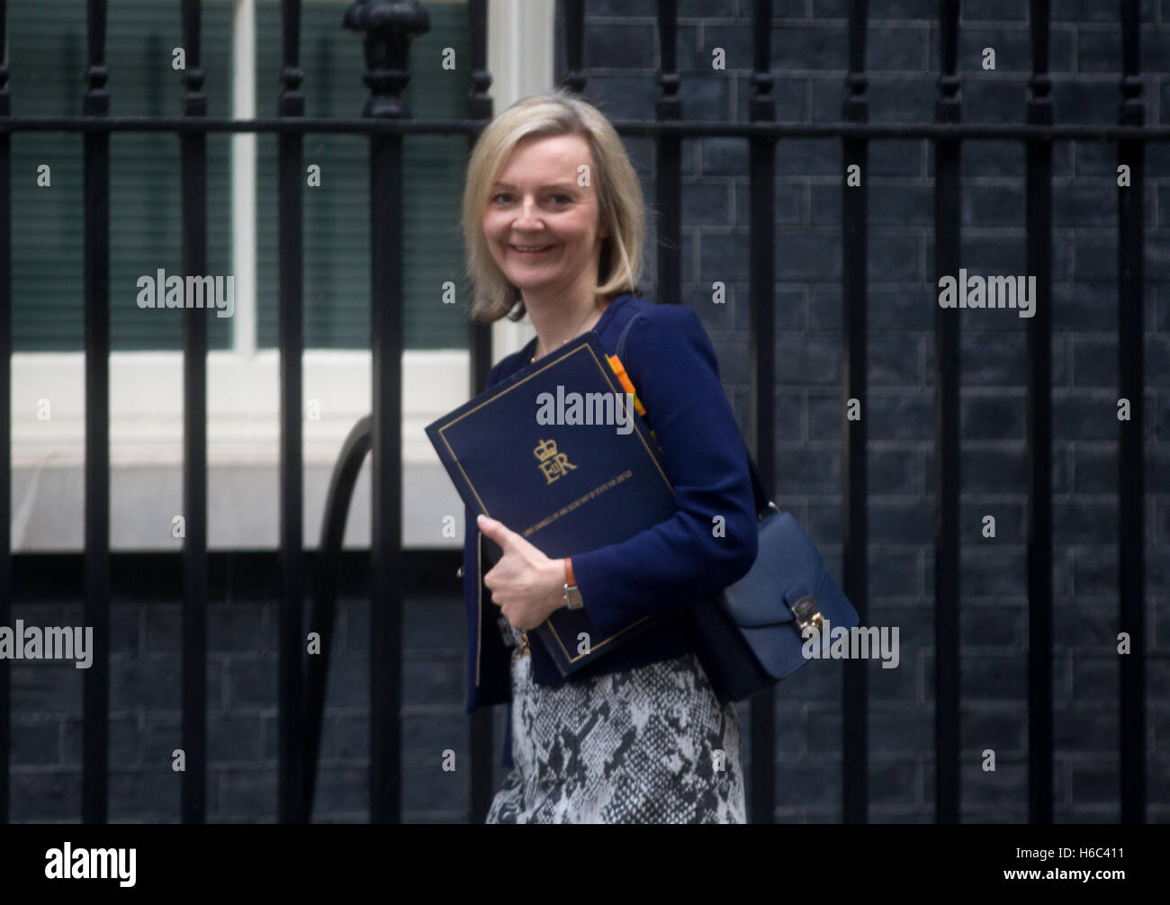 Liz Truss,secrétaire d'Etat à la justice et Lord Chancelier,arrive à Downing Street pour une réunion du Cabinet Banque D'Images