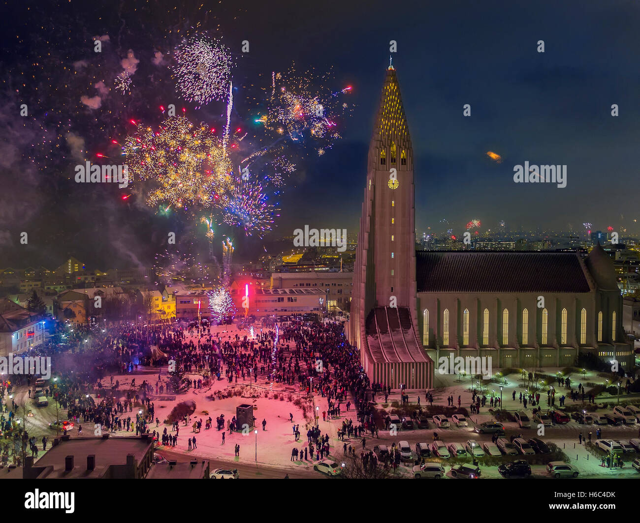 L'église Hallgrimskirkja plus d'artifice le soir du Nouvel An, Reykjavik, Islande. Cette image est prise avec un drone. Banque D'Images