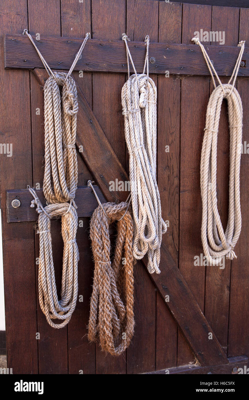 Allemagne, Hagen, Hagen, musée en plein air, des cordes accroché sur la porte du vieux ropery. Banque D'Images