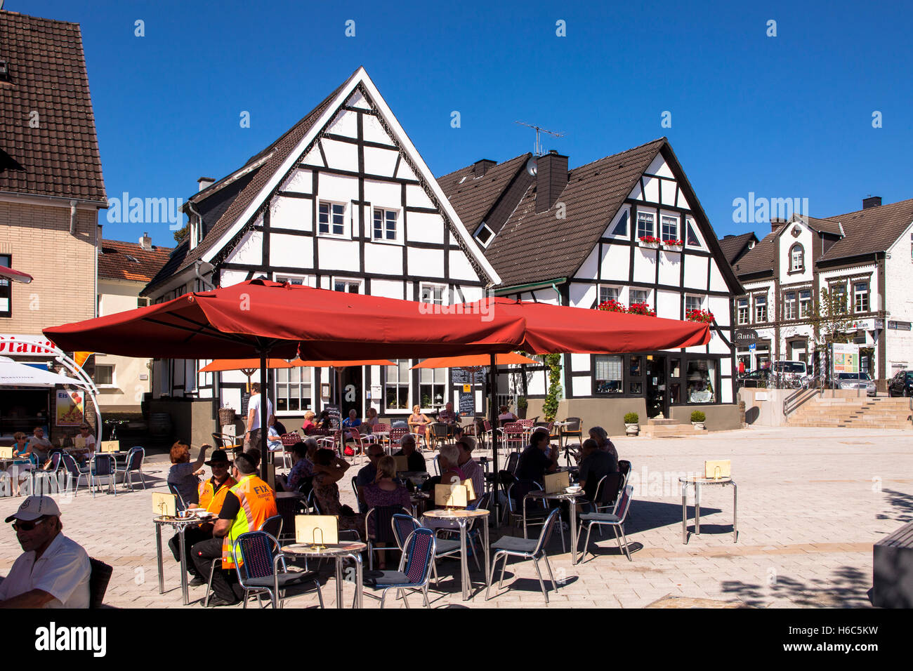 L'Allemagne, la Ruhr, Herdecke, maisons à l'Kampstraeter square. Banque D'Images