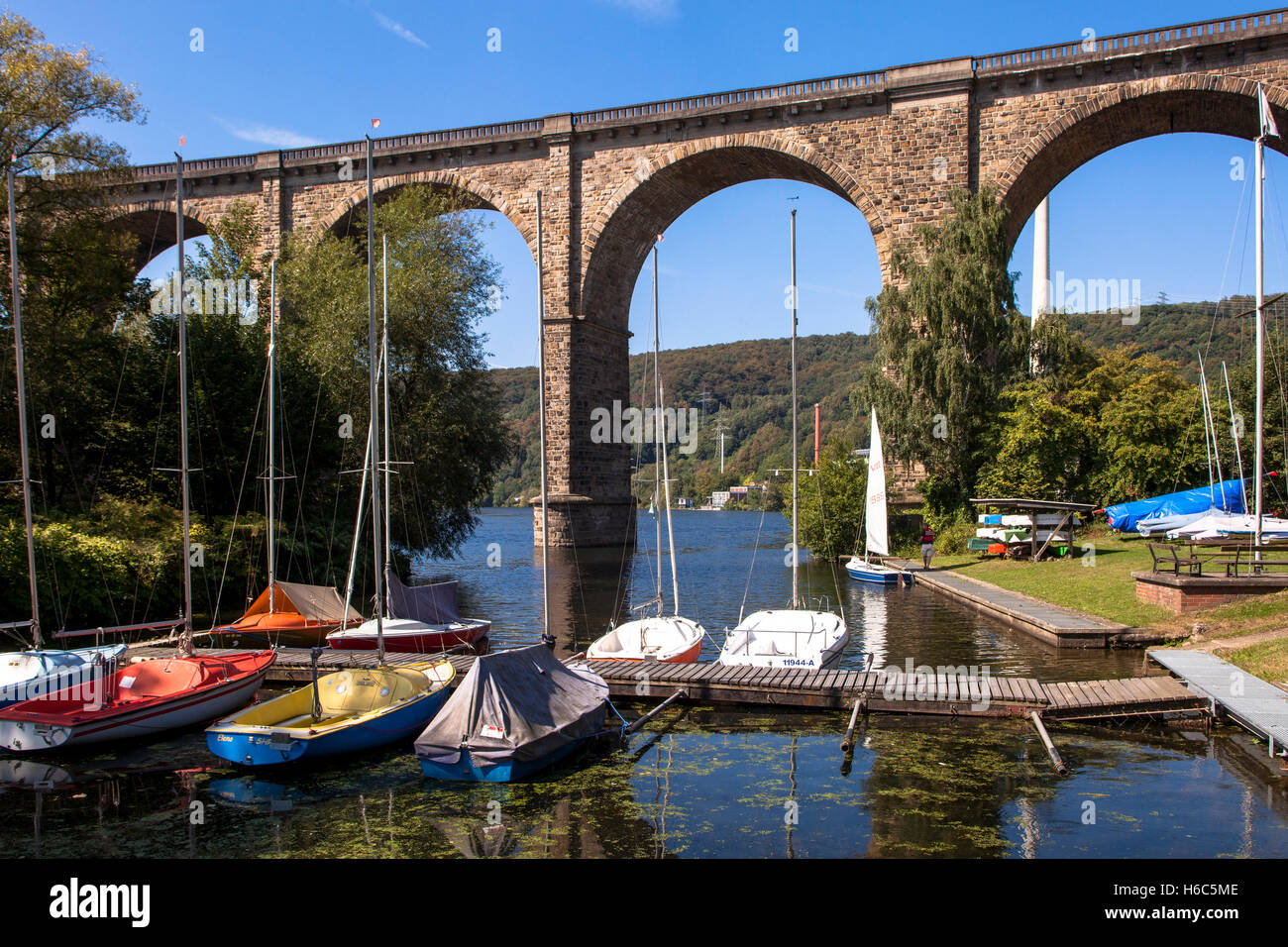 L'Allemagne, la Ruhr, Herdecke, vieux pont de chemin de fer de l'autre côté de la rivière Ruhr, lac Harkort Banque D'Images