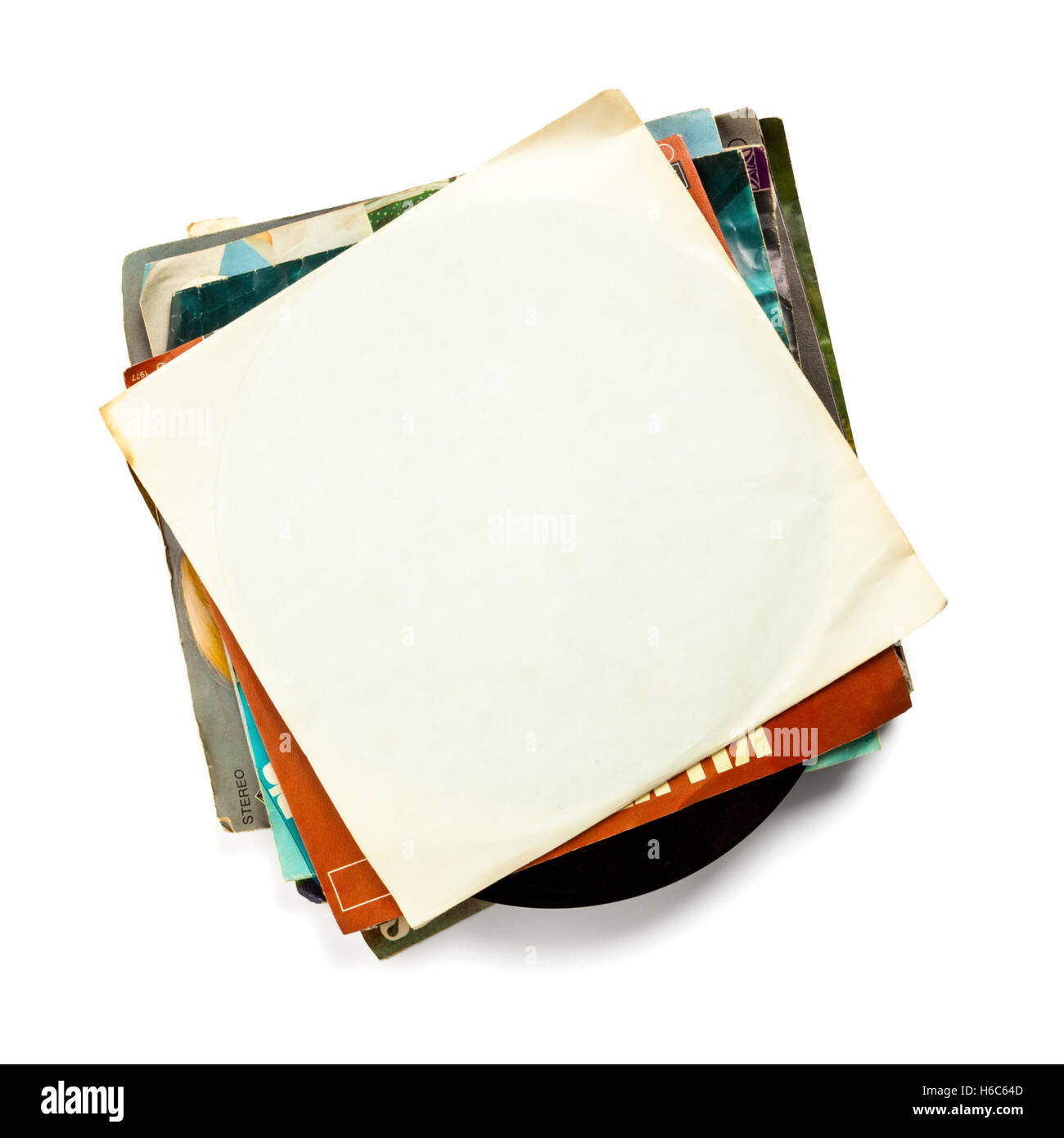 De vieux vinyles, high angle view, un haut blanc avec manchon, isolé sur fond blanc Banque D'Images