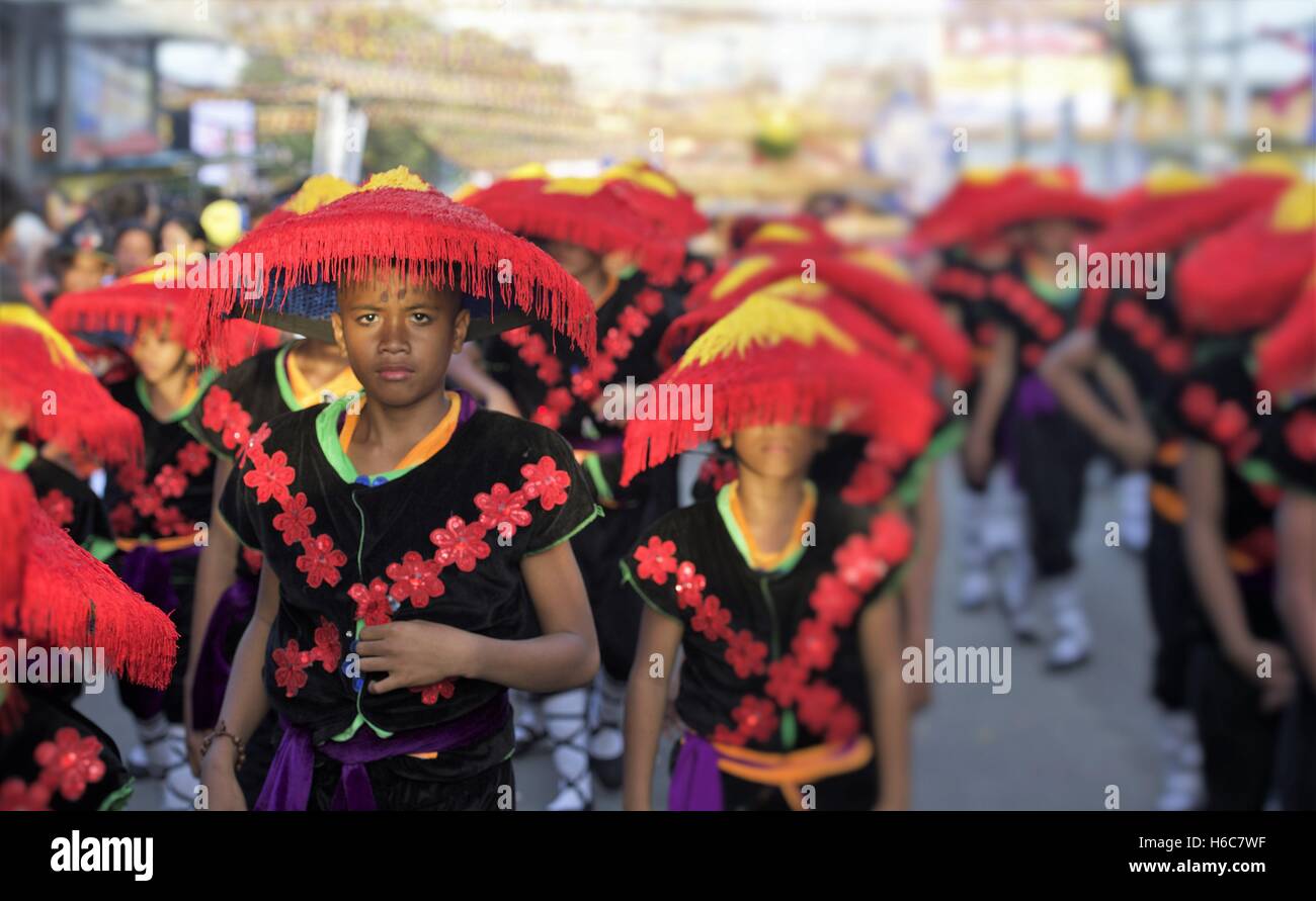 Philippines Cebu Cebu City Sinulog festival. Danseurs dans la street parade qui a lieu chaque année en janvier. Banque D'Images
