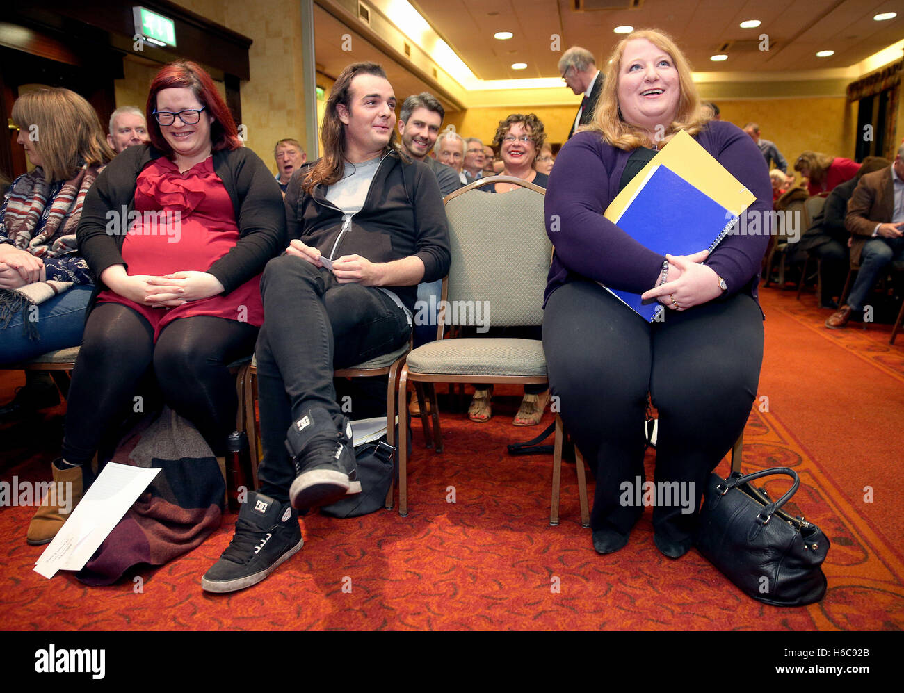 Leader adjoint du parti Alliance Long Naomi qui est d'être élu comme nouveau chef du parti lors d'une réunion spéciale du Conseil de parti dans le Park Avenue Hotel, Belfast. Banque D'Images