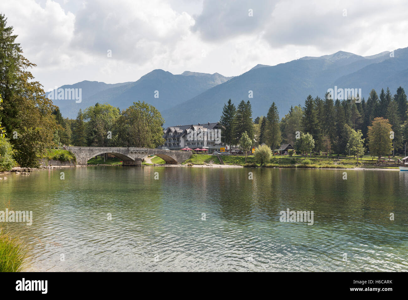 La ville de Ribcev Laz et lac de Bohinj en Slovénie. Le parc national du Triglav dans les Alpes juliennes. Banque D'Images