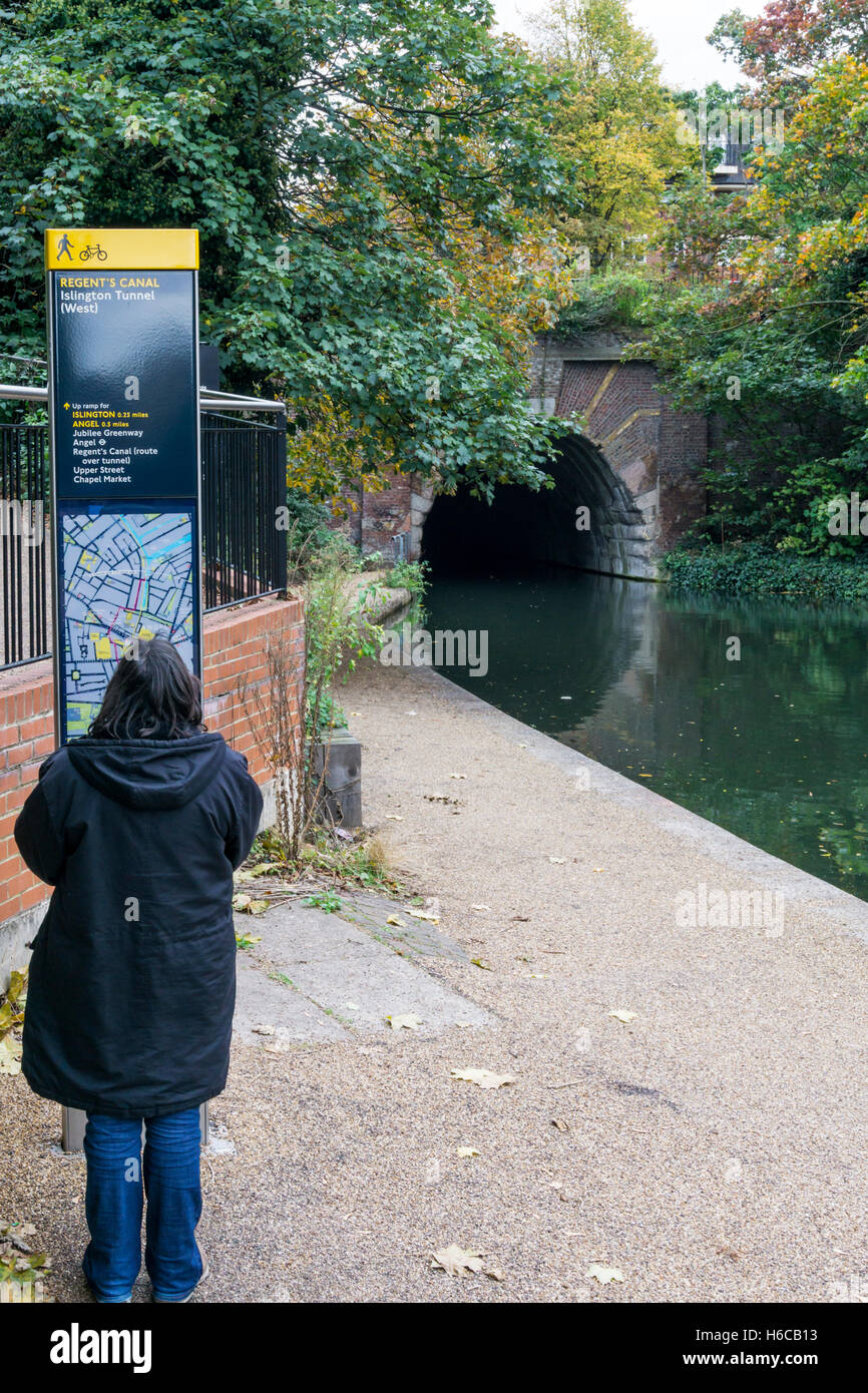 Le chemin de halage du Regent's Canal devant le portail ouest du tunnel d'Islington. Banque D'Images