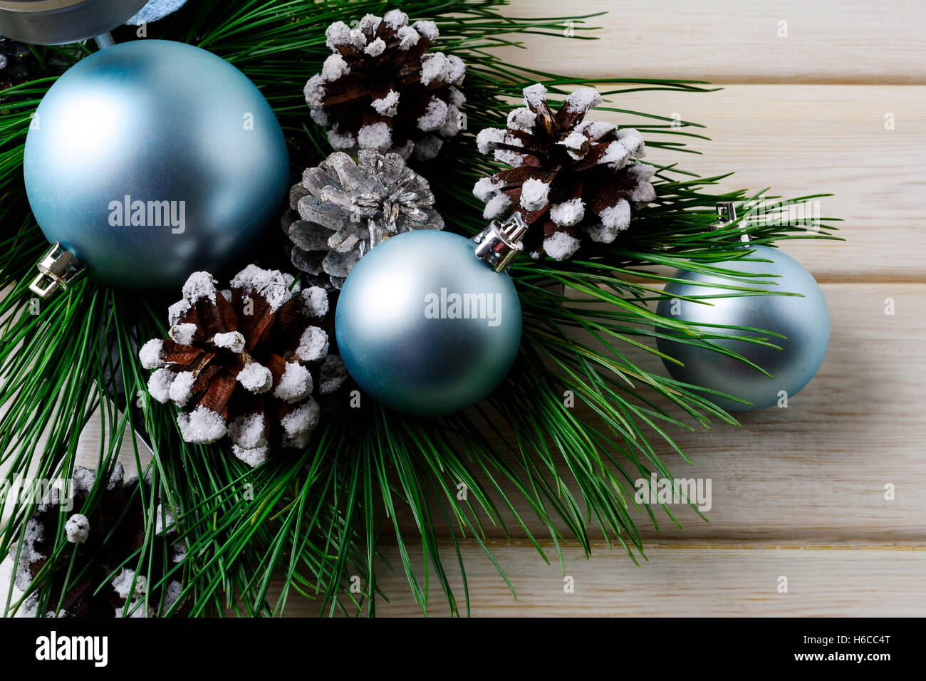 Fond de Noël avec des ornements bleus et décoré des pommes de pin. Partie de la décoration de Noël. Banque D'Images
