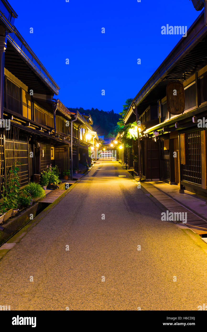 Kamisannomachi est centrée sur la rue accueil de la vieille ville bordée de rangées de belles maisons traditionnelles en bois foncé et Sake Brewery Banque D'Images