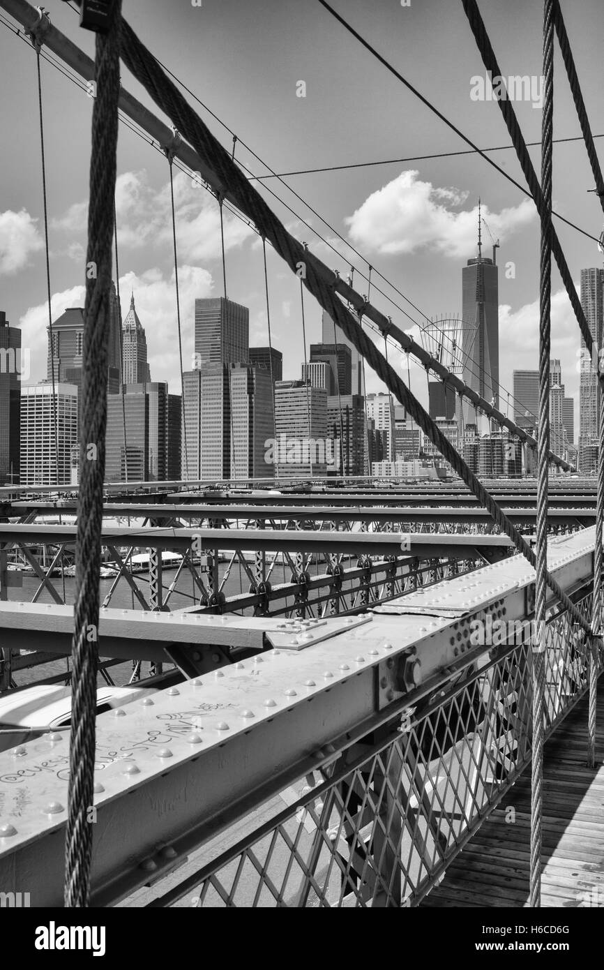 Voir l'historique du Pont de Brooklyn à New York City, New York, USA. Image en noir et blanc Banque D'Images