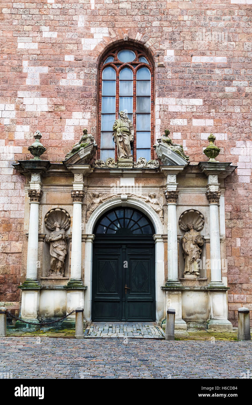 Détail de la cathédrale de Saint Pierre à Riga - l'une des entrées. La Lettonie Banque D'Images