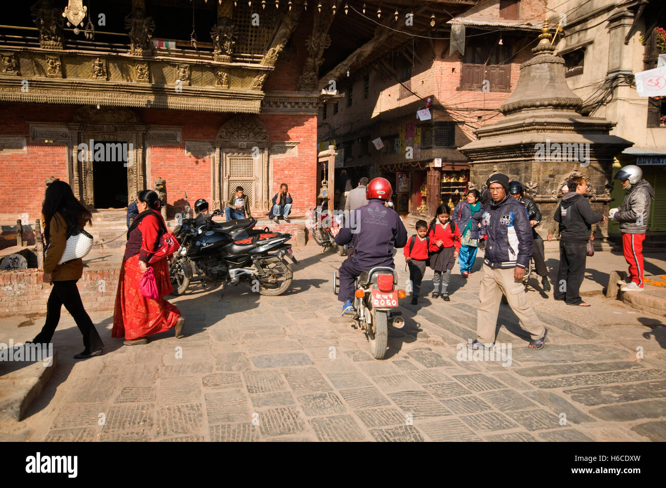 Le Népal, Katmandou, Patan, Durbar Square, Bhimsen Temple Hindou (reconstruite en 1682), le trafic entrant et sortant de la place Banque D'Images