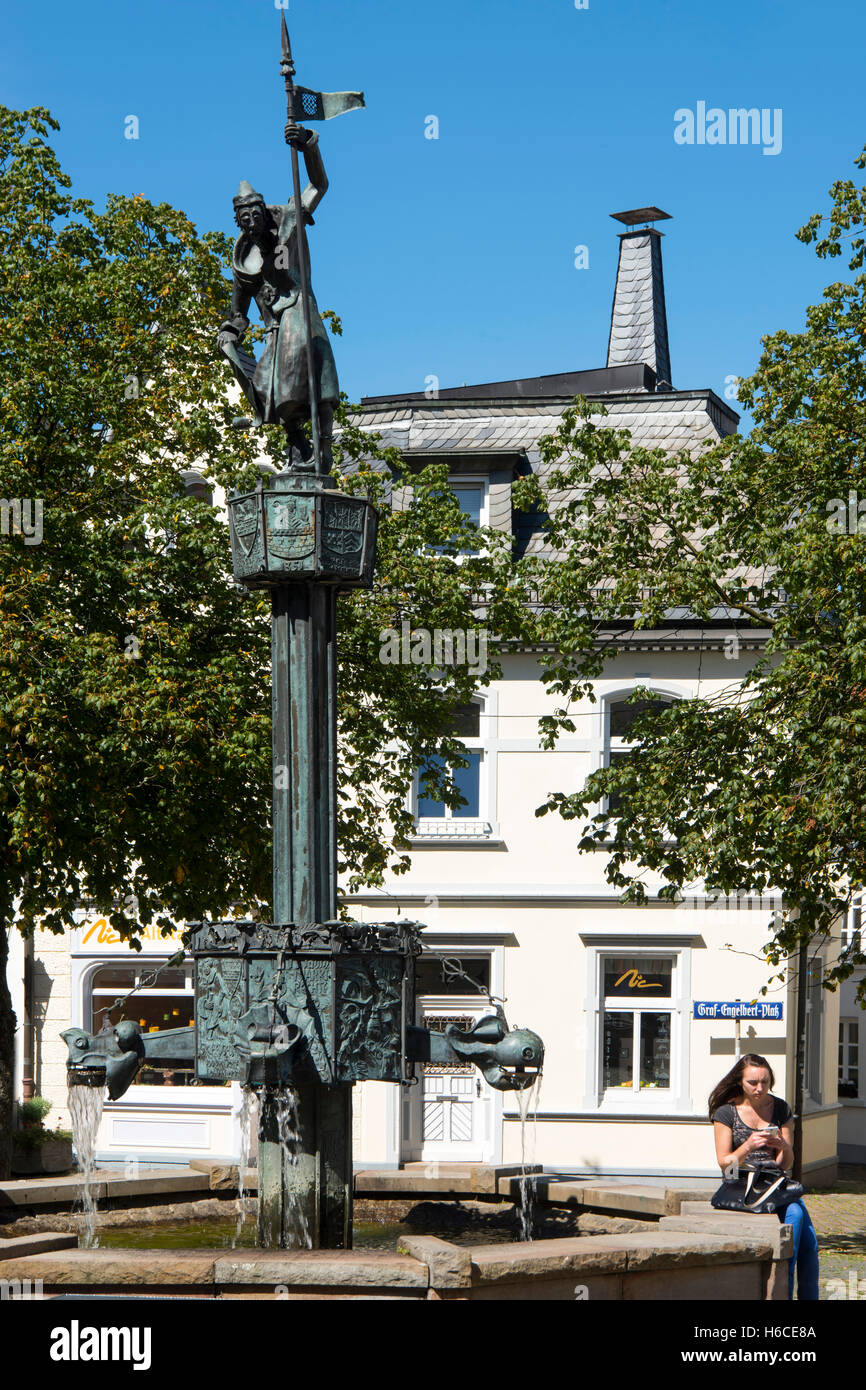 Deutschland, NRW, Lüdenscheid, Graf-Engelbert-Platz mit dem gleichnamigen Brunnen von K.T. Neumann Banque D'Images