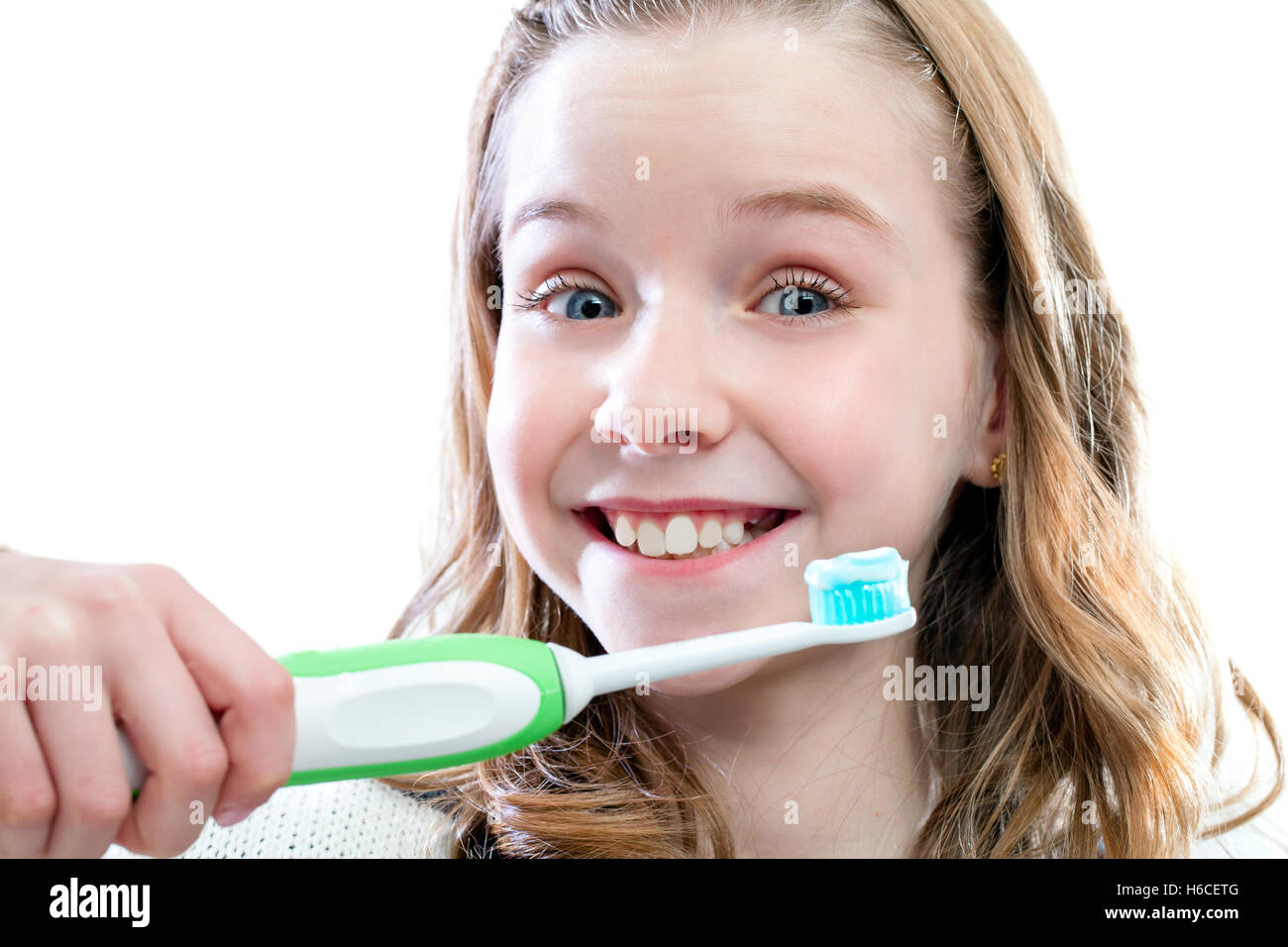 Close up portrait of girl a propos de se brosser les dents. Banque D'Images