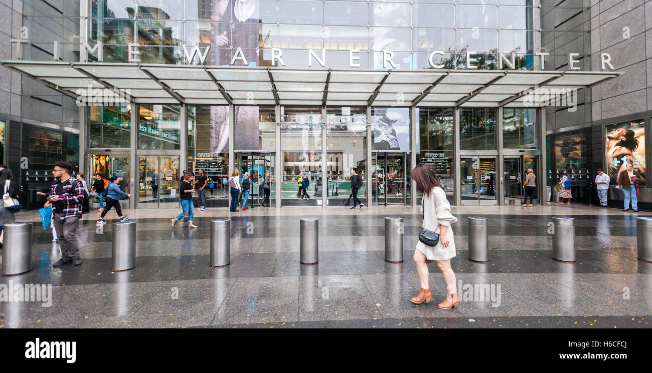 Le Time Warner Center à New York, le vendredi 21 octobre, 2016. Le géant des télécommunications AT&T serait en pourparlers pour l'acquisition de Time Warner. (© Richard B. Levine) Banque D'Images