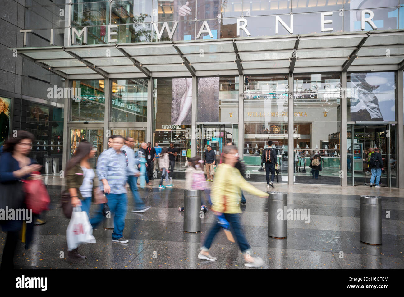 Le Time Warner Center à New York, le vendredi 21 octobre, 2016. Le géant des télécommunications AT&T serait en pourparlers pour l'acquisition de Time Warner. (© Richard B. Levine) Banque D'Images