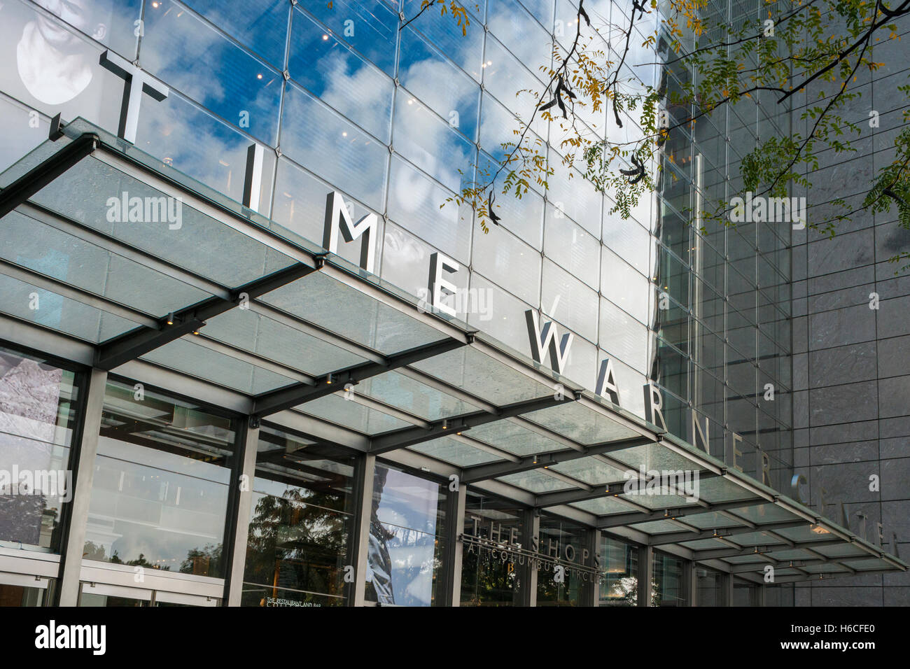 Le Time Warner Center à New York, le vendredi 21 octobre, 2016. Le géant des télécommunications AT&T serait en pourparlers pour l'acquisition de Time Warner. (© Richard B. Levine) Banque D'Images