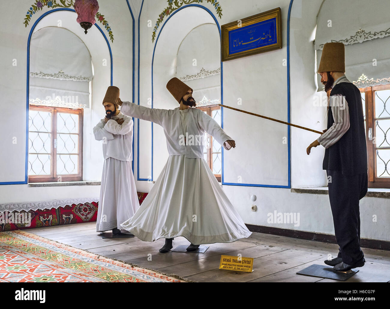 Les mannequins du musée de Mevlana derviches à dépeindre la cérémonie rituelle de danse derviche tourbillonnant, une méditation active Banque D'Images