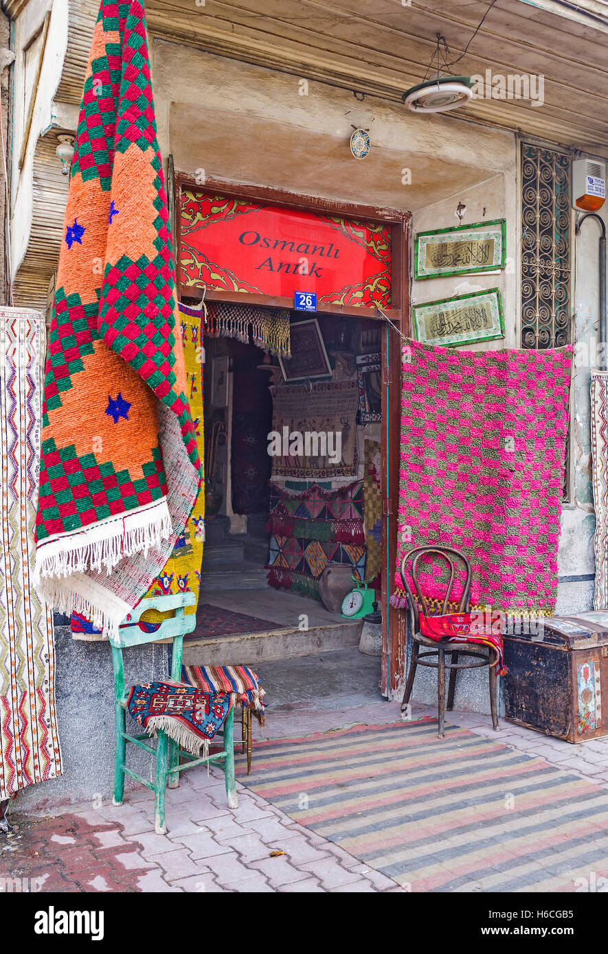 L'entrée de la boutique d'antiquités avec de beaux tapis vintage fait main Banque D'Images