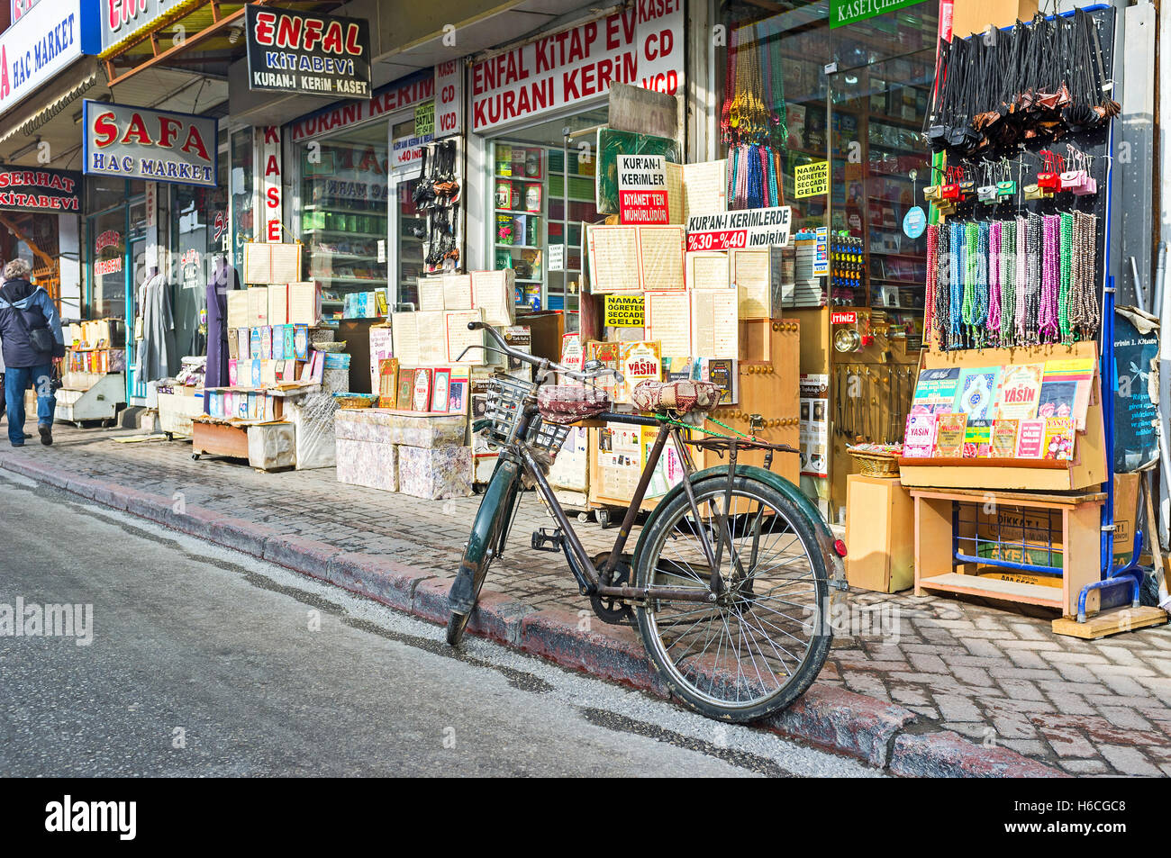 Le cycle suivant pour la librairie islamique dans le quart du marché de la vieille ville Banque D'Images