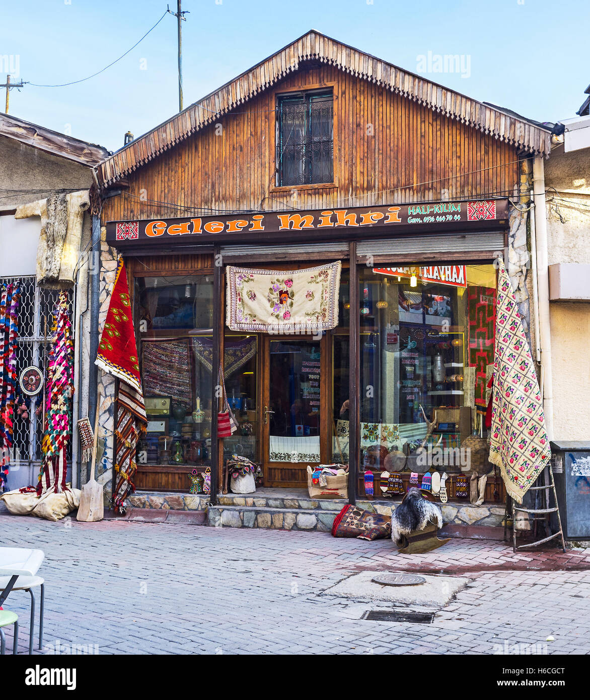 La boutique d'antiquités, sur la rue du marché traditionnel avec de nombreux tapis vintage brodé et tableclothes Banque D'Images
