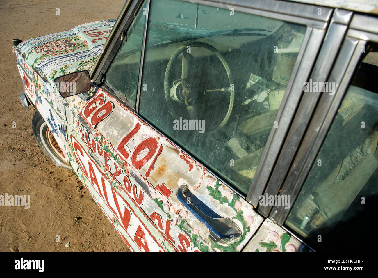 La Montagne du salut, Dieu peint voiture, Slab City, Californie, USA. Banque D'Images