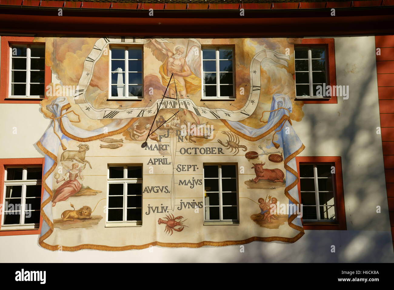 Cadran solaire sur bâtiment historique à Ödkarby, Forêt-Noire, l'Albtal, Allemagne Banque D'Images