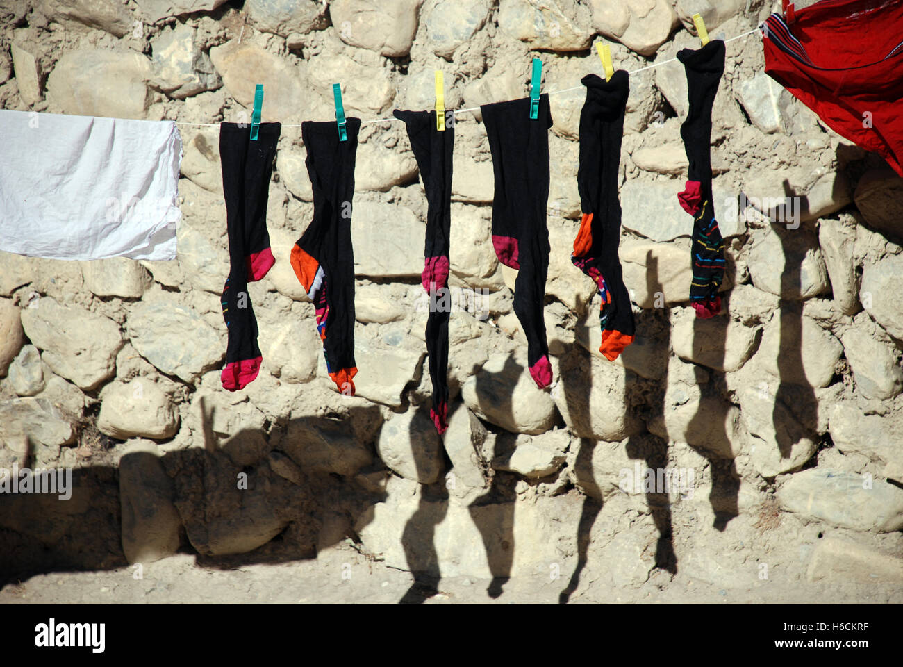 Sur une ligne de lavage dans un village dans la région de mustang Népal Banque D'Images