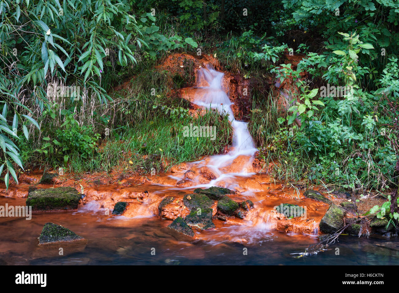 , República Dominicana. Un ruisseau coulant sur grès rouge riche en fer dans la rivière Gaunless Banque D'Images