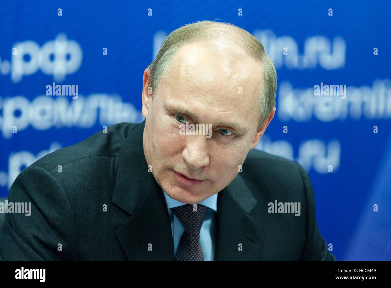 Saint Petersburg, Russie - le 22 novembre 2013. Président de la Fédération de Russie Vladimir Poutine lors de sa visite à JSC "Klimo Banque D'Images